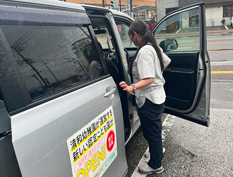 送迎者に乗り込む職員