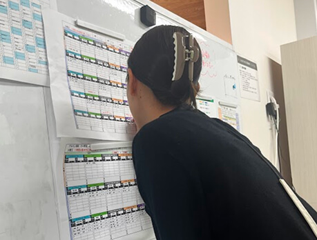 スケジュールを確認する職員