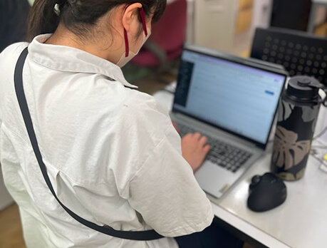 パソコンで作業する職員