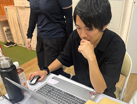 パソコンで作業する職員