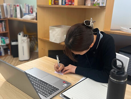 パソコンで作業する職員