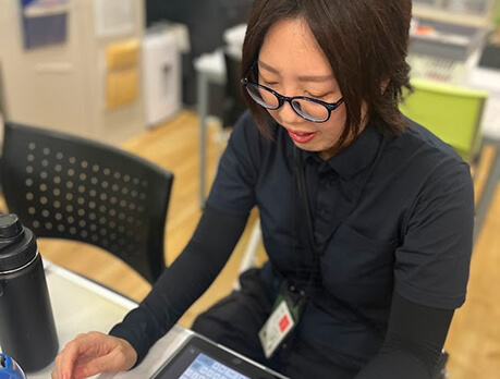 事務作業中の職員