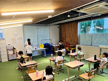 おやつを食べる子どもたち