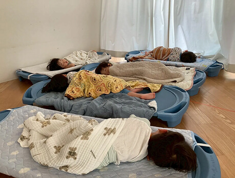 昼寝中の子どもたち