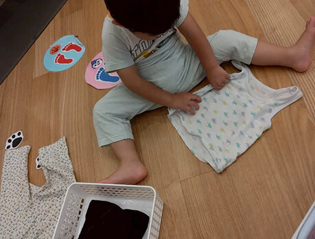 昼寝のお片付けをする子ども