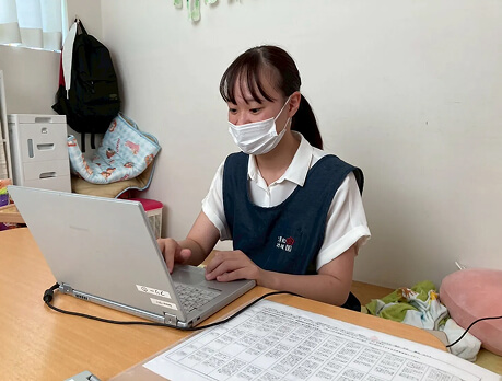 パソコンで作業をする職員