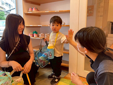 迎えにきたお母さんと子ども