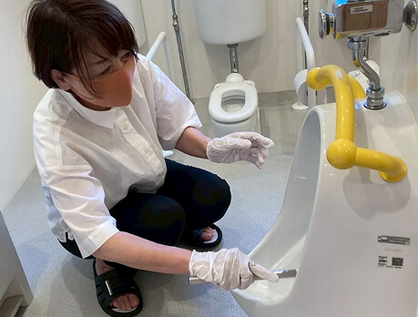 掃除をする職員