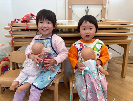 人形を抱っこする子ども