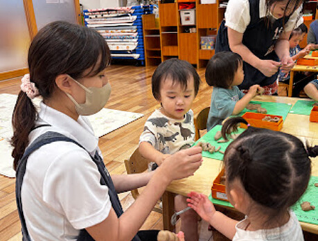 子どもと遊ぶ職員