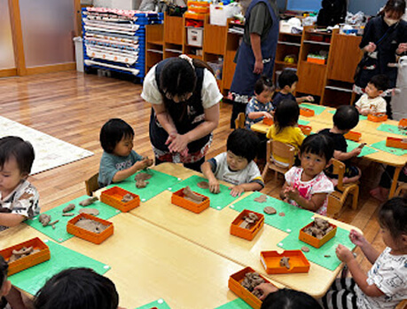 子どもと遊ぶ職員