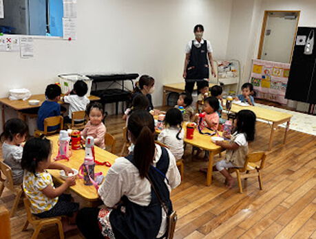 おやつを食べる子ども
