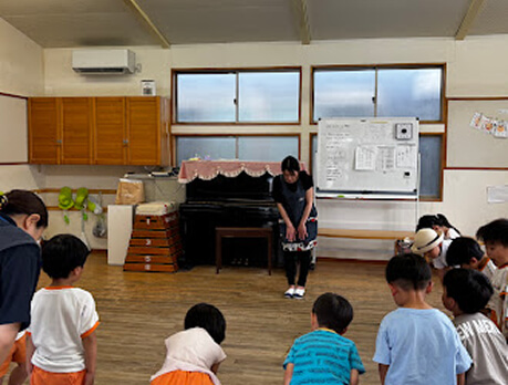 挨拶をする職員と子ども