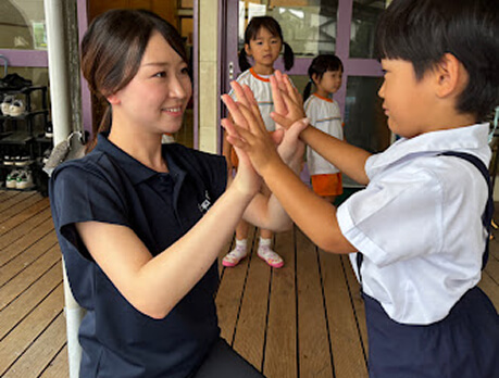 子どもと遊ぶ職員