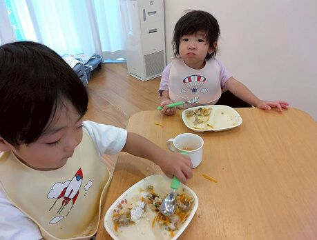 給食を食べる子ども