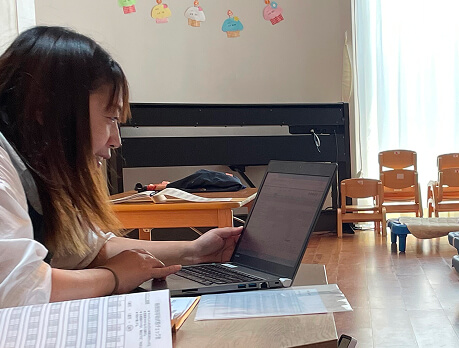 パソコンで作業する職員