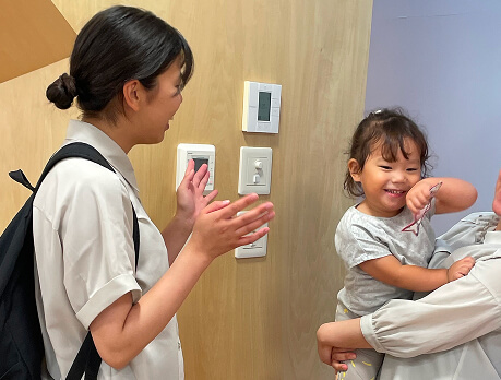 お母さんと降園する子ども