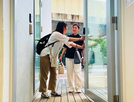 人形を抱っこする子ども