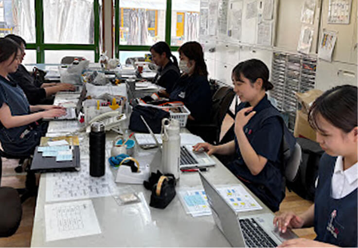 パソコンで作業する職員